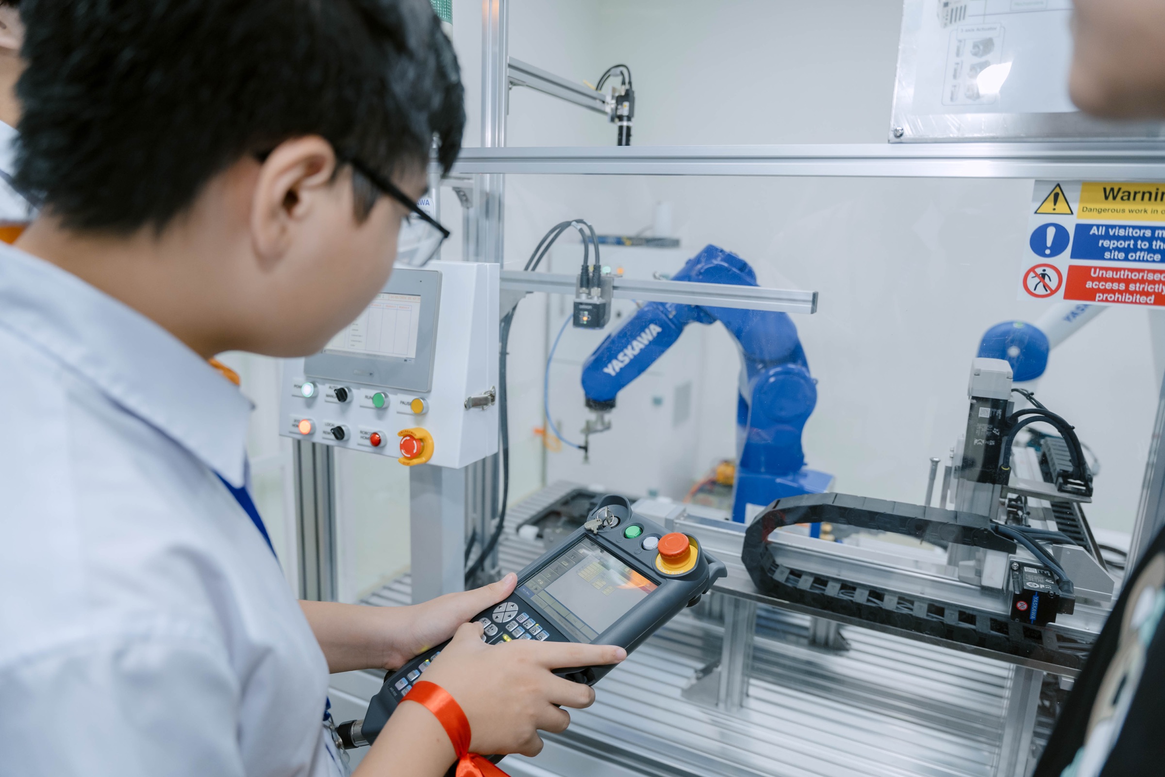 Hình ảnh hoạt động của Trường Điện - Điện tử