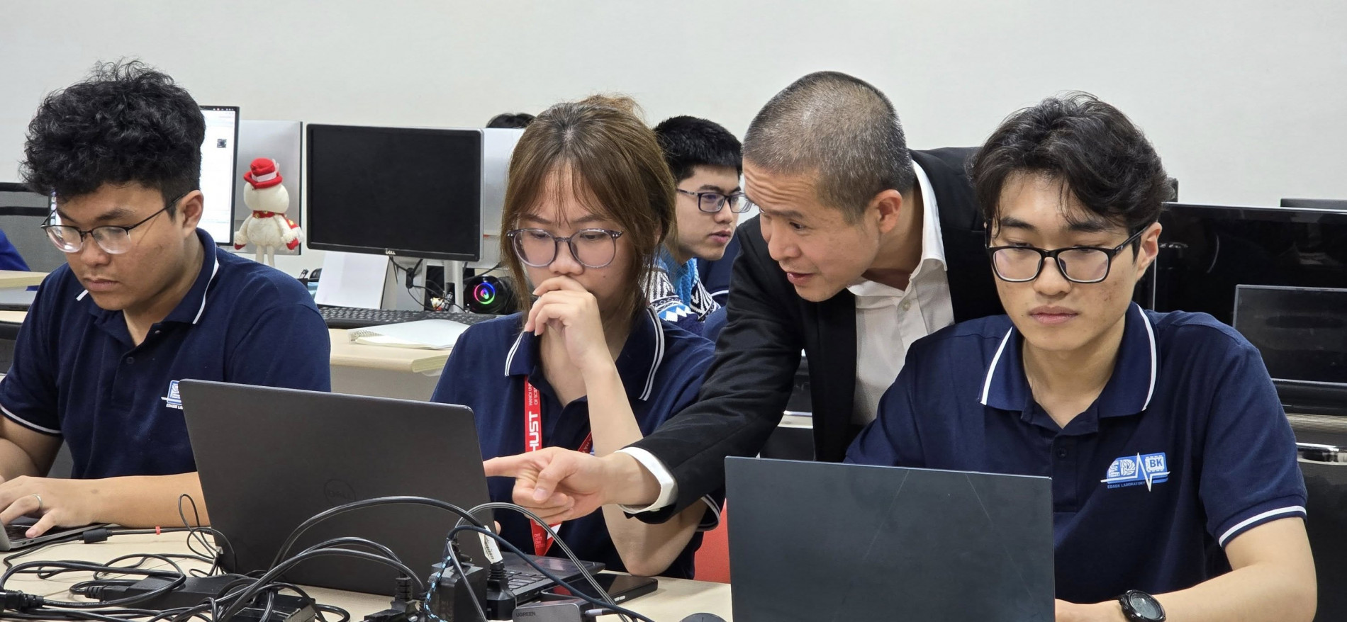 PGS Nguyễn Đức Minh hướng dẫn các sinh viên nhóm nghiên cứu EDABK