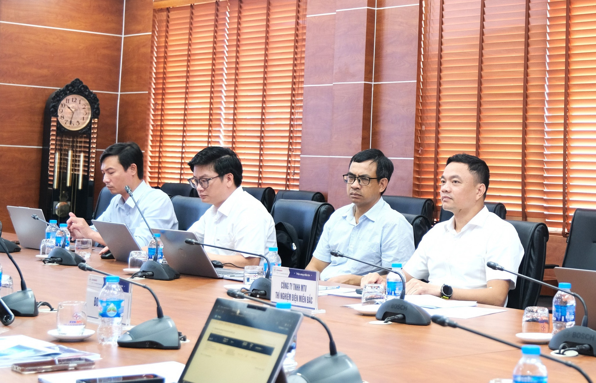 Khoa Điện hop tac 1