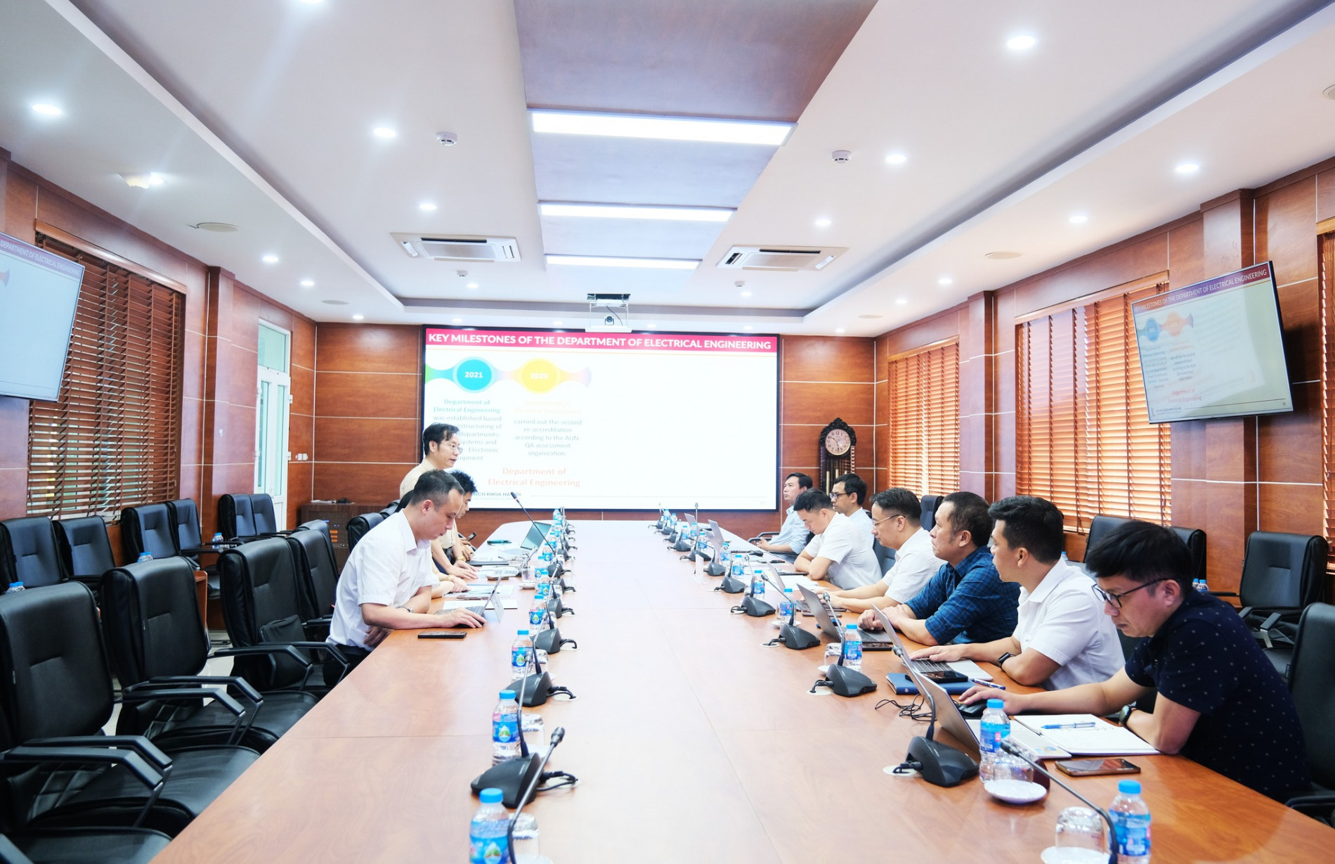 Khoa Điện hop tac 3