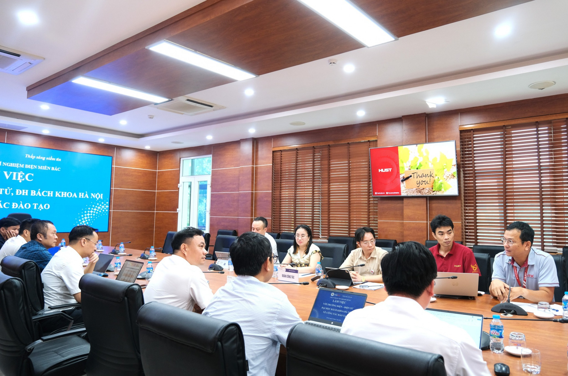 Khoa Điện hop tac 4