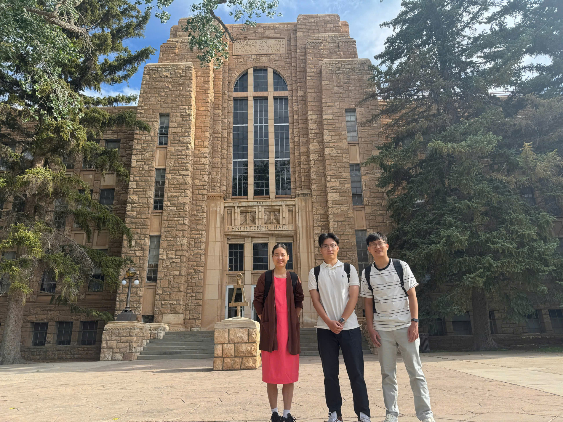 Kiều Thế Anh (ở giữa) cùng PGS TS Nguyễn Thị Thanh Nga tại Đại học Wyoming