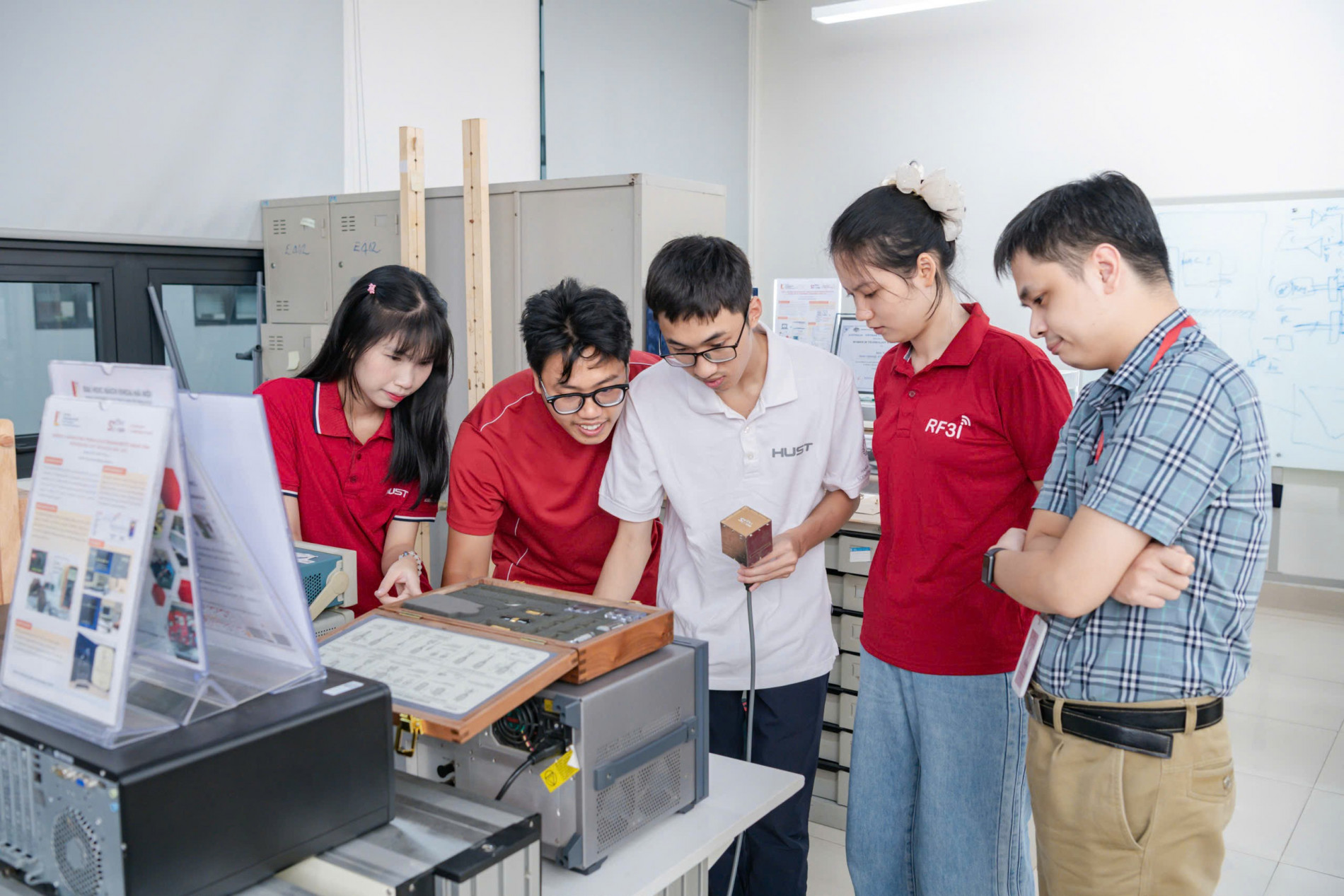 Lab Tour Trường Điện - Điện tử - Đại học Bách Khoa Hà Nội